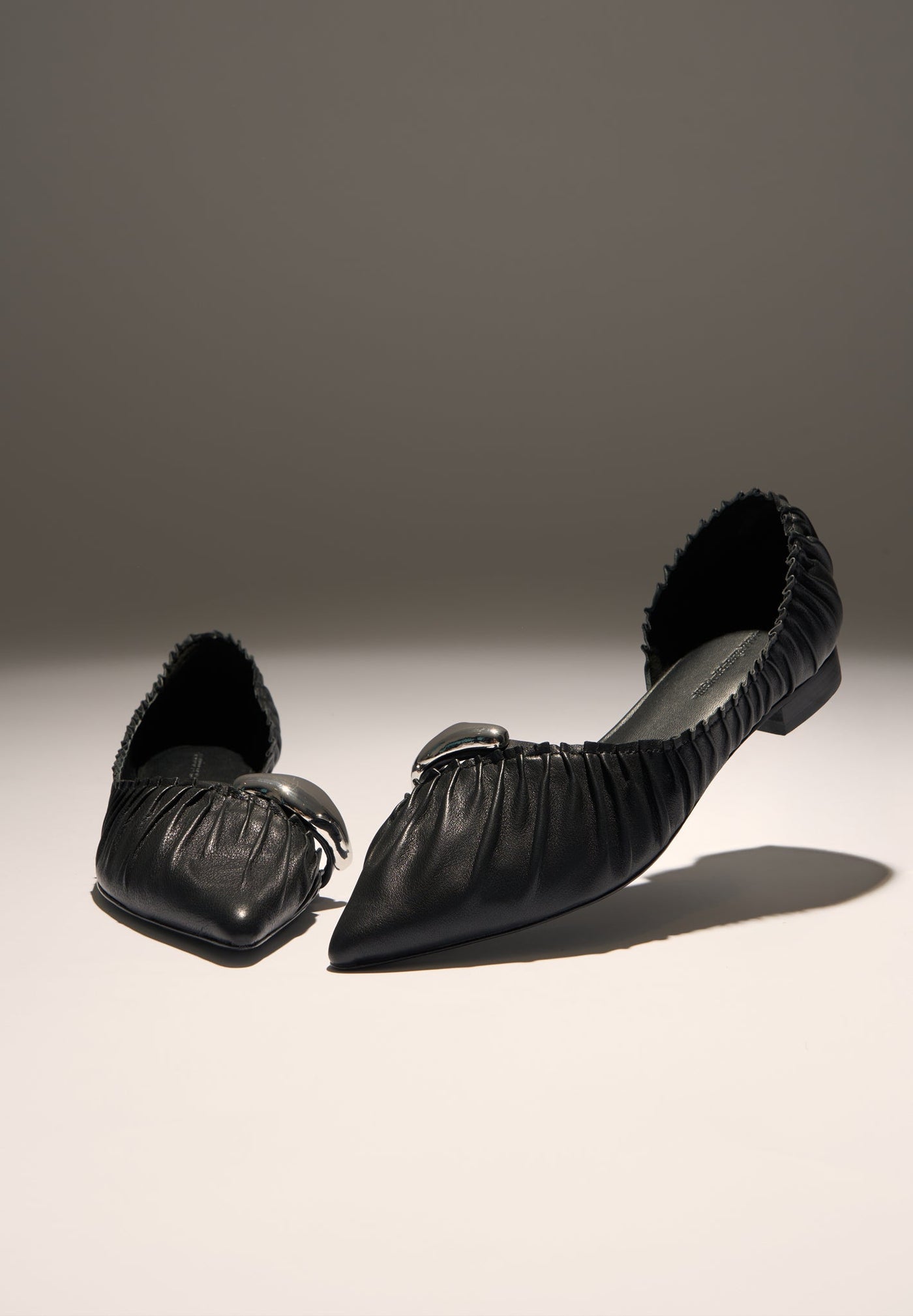 Céleste - Ballerines en cuir avec détails métalliques - Noir