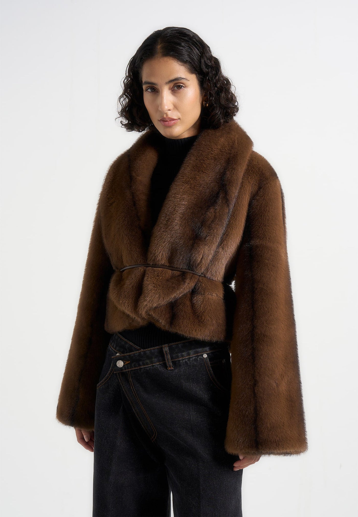 Nola - Veste châle en fourrure avec ceinture en cuir - Marron