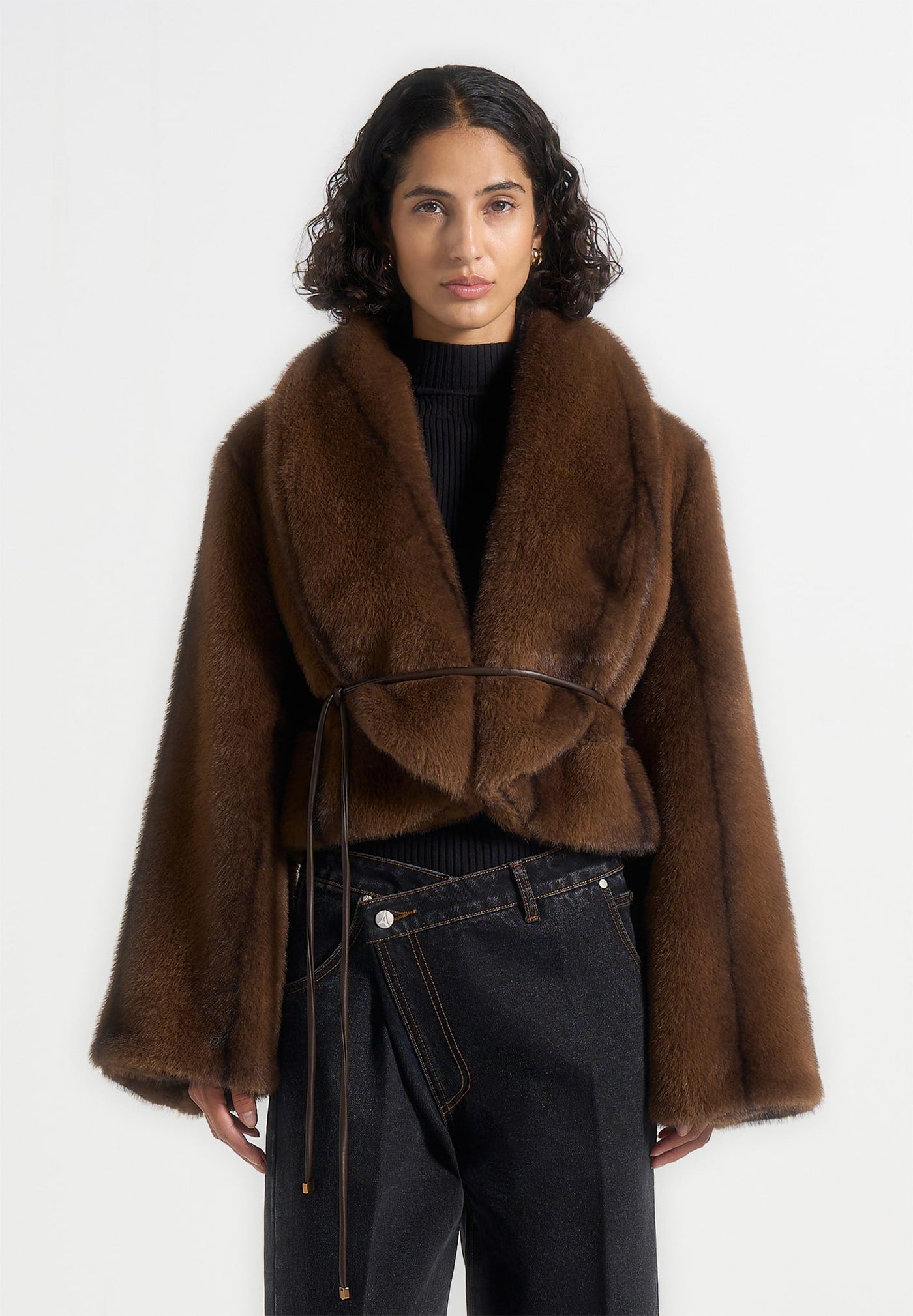 Nola - Veste châle en fourrure avec ceinture en cuir - Marron