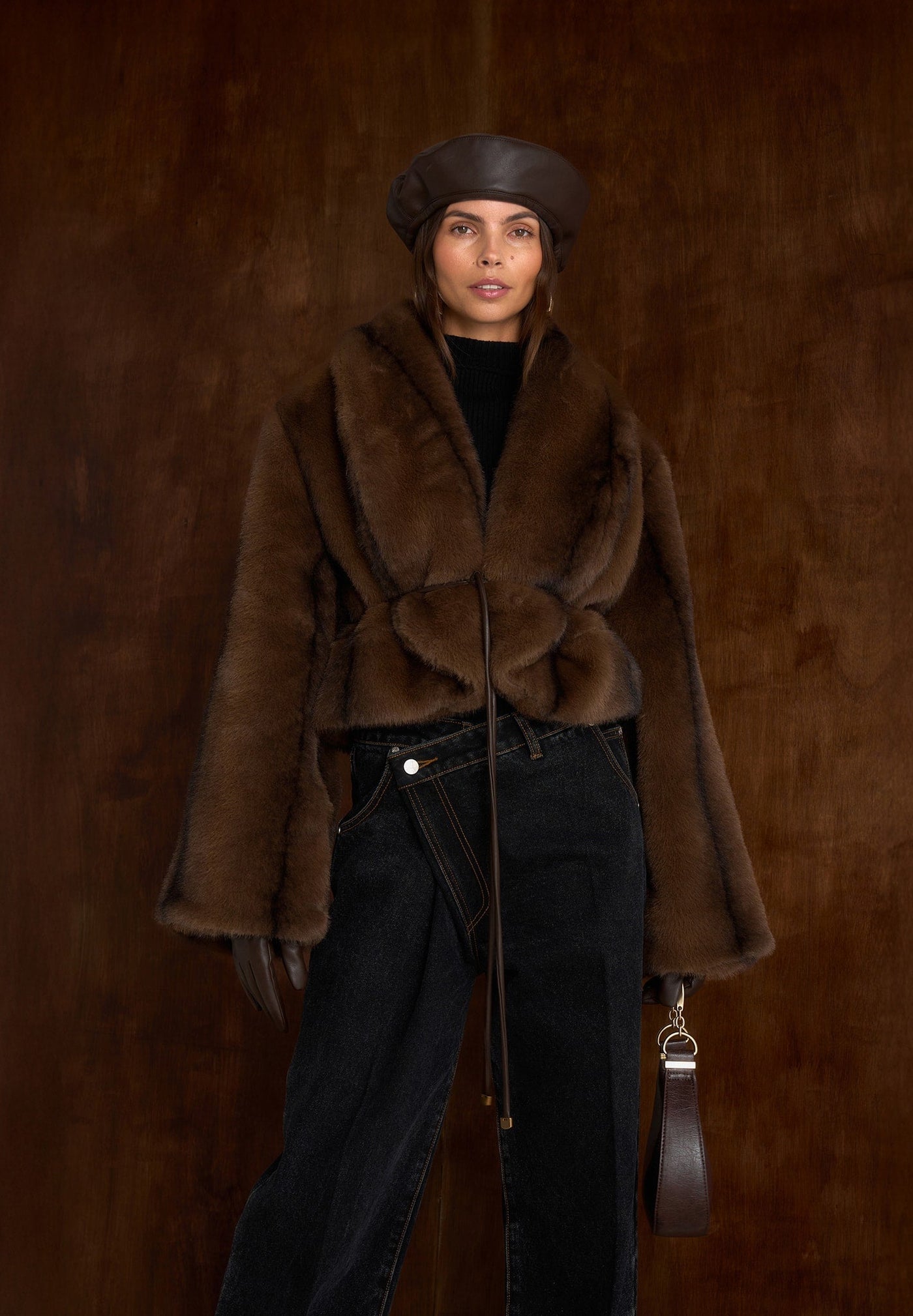 Nola - Veste châle en fourrure avec ceinture en cuir - Marron