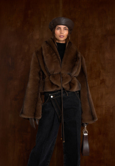 Nola - Veste châle en fourrure avec ceinture en cuir - Marron
