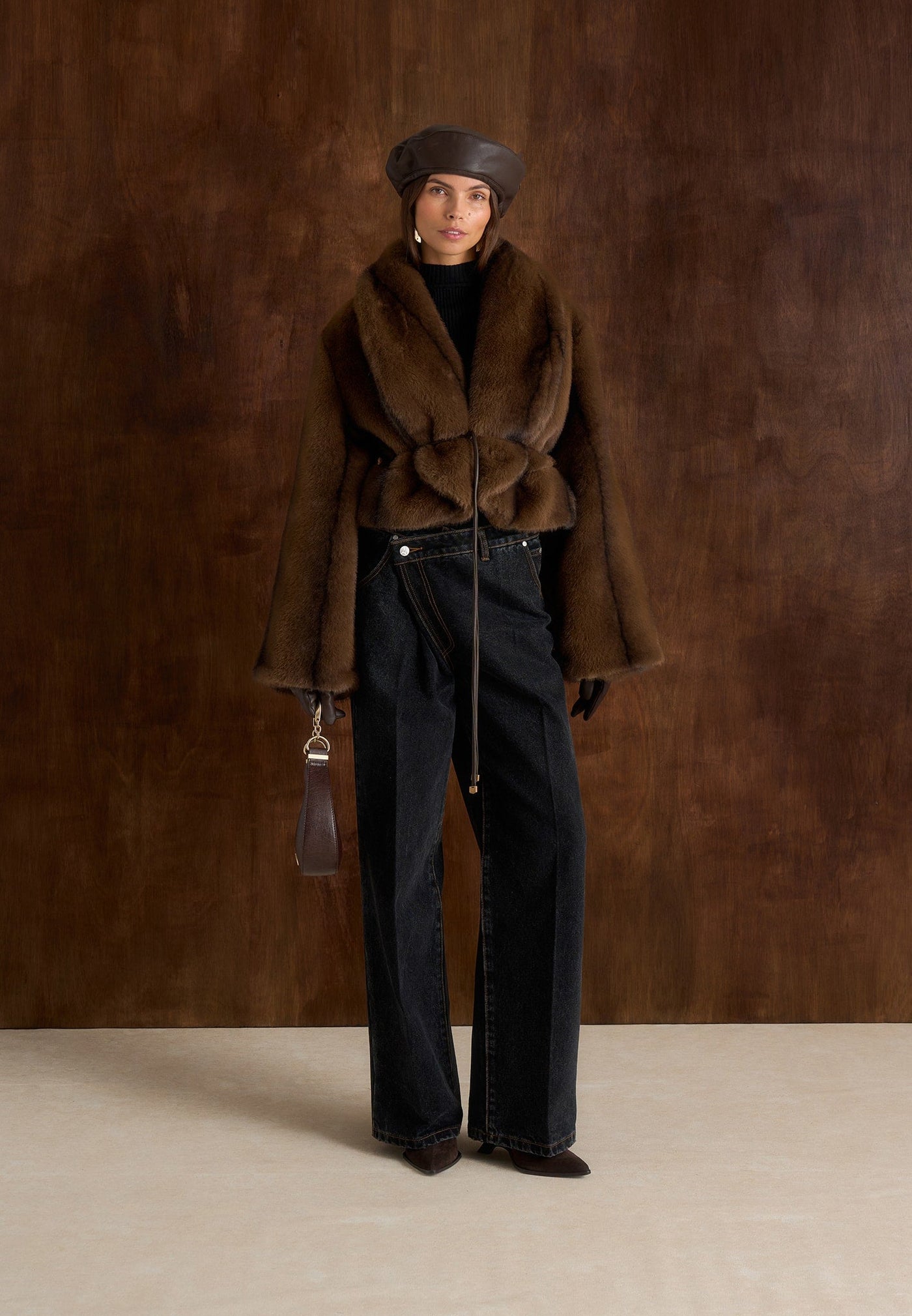 Nola - Veste châle en fourrure avec ceinture en cuir - Marron