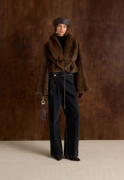 Nola - Veste châle en fourrure avec ceinture en cuir - Marron